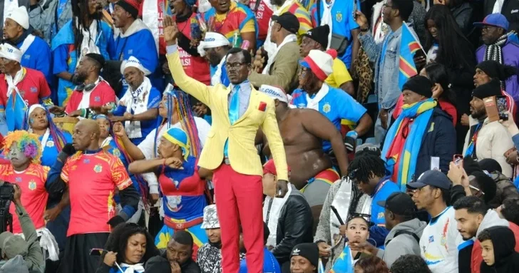 Болельщик из ДР Конго простоял весь матч на Кубке Африки в одной позе