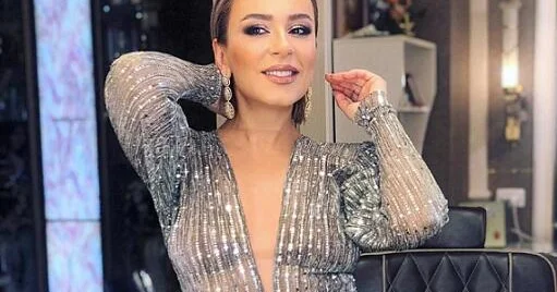 Səhərlər soyuducunun buzxana bölməsində iki saat otururam