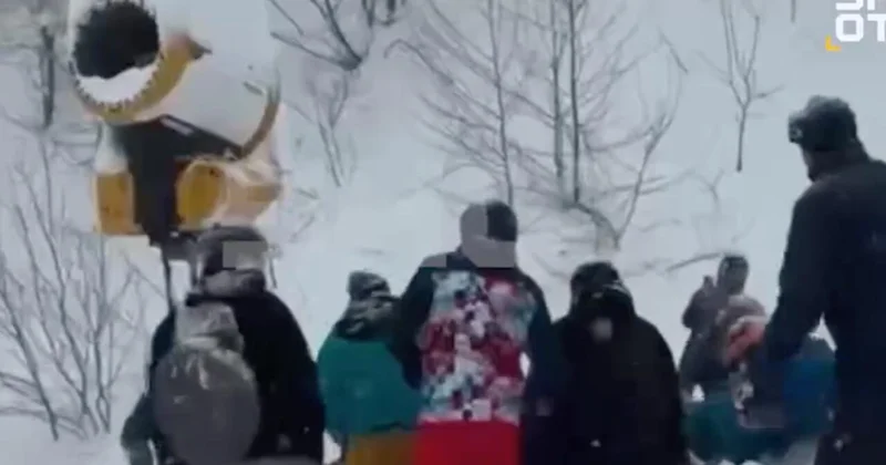 В России снежная лавина накрыла туристов ВИДЕО