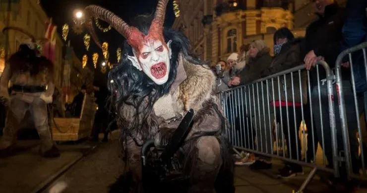 Yeni ili başqa ölkələrdə qeyd etməyin 15 dəlisov yolu: 12 üzüm yemək, qəbiristanlıqda gecələmək...