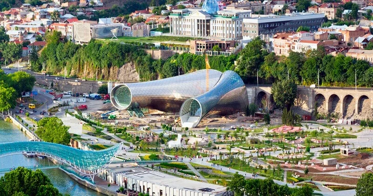 Азербайджанцы, выехавшие на работу в Грузию, не могут вернуться на родину