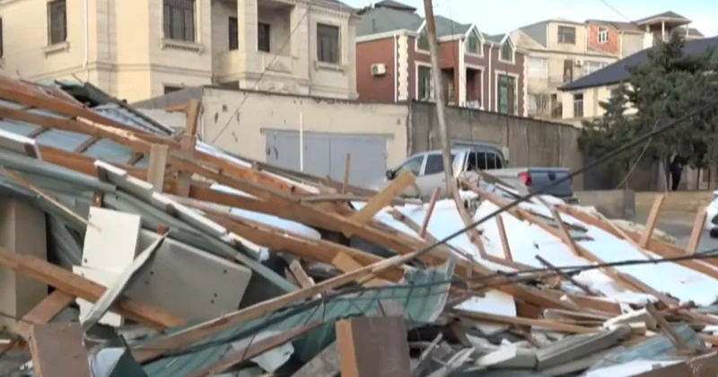 Paytaxtda güclü külək təhlükə yaratdı: Binanın damı uçdu