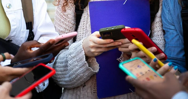 Во Франции намерены запретить соцсети лицам младше 15 лет