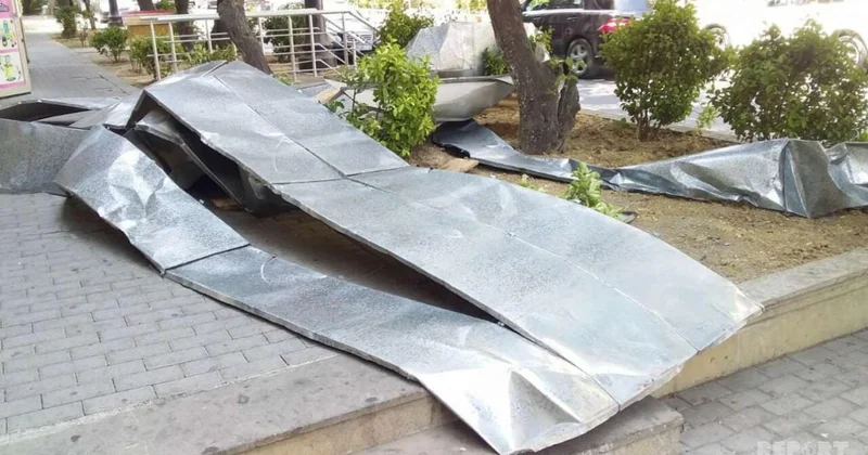 Сильный ветер снес крышу в Баку ФОТО