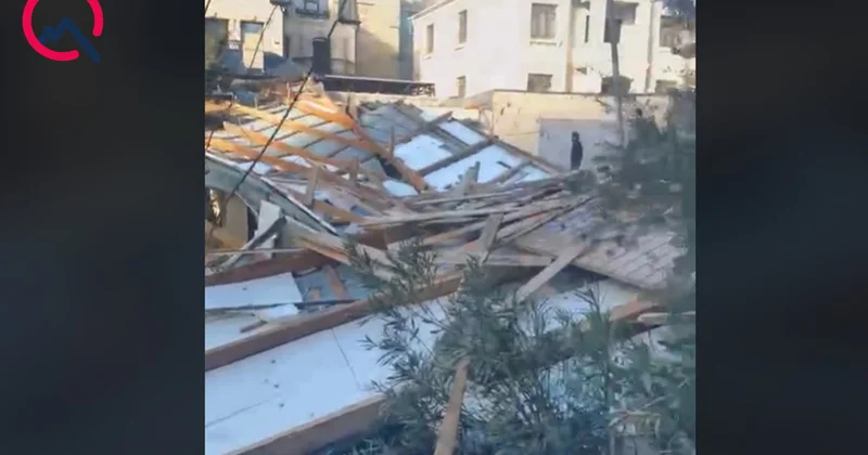 Güclü külək Bakıda binanın damını uçurdu Video