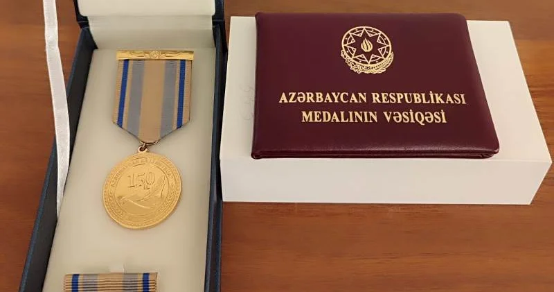 Jurnalistlərə verilən yubiley medalı Qızıl suyuna çəkilmiş bürüncdür