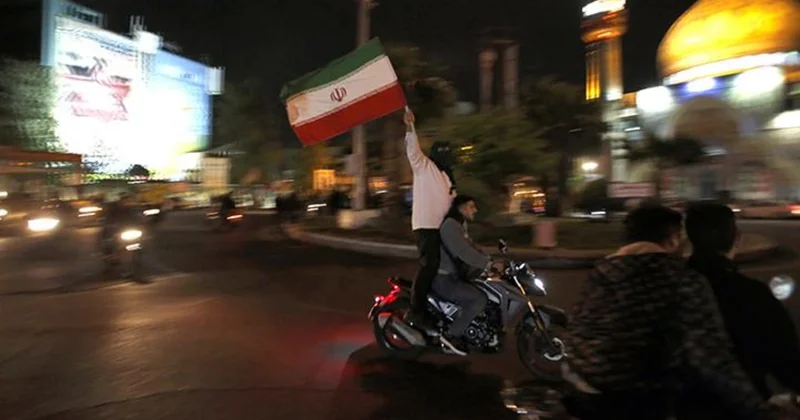 İranda etirazçılar dövlət bayrağını endirdilər