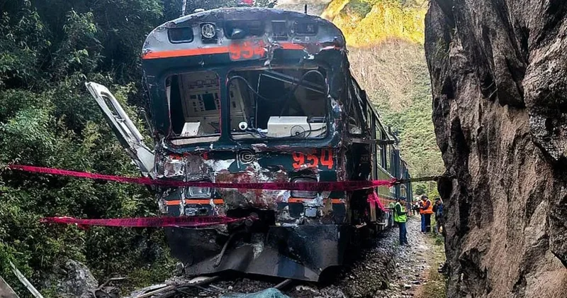 Perunun turistik məkanında qatarlar toqquşdu: Ölən və xeyli yaralı var FOTO/VİDEO