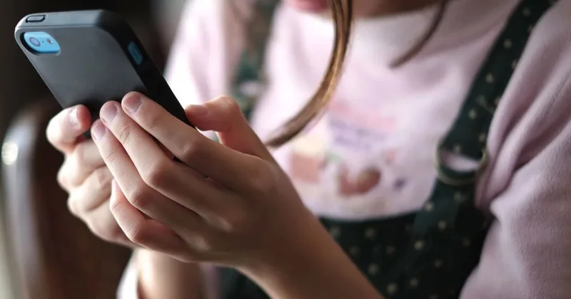 Франция запрещает соцсети для детей