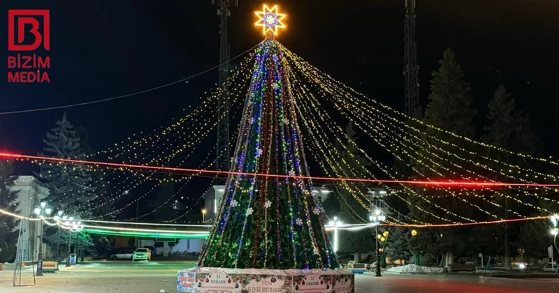 Qusarın mərkəzi meydanında möhtəşəm Yeni il yolkası FOTO/VİDEO