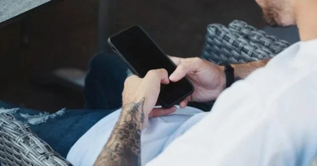 Gizli insanı tanımaq üçün: Yazışmalarına baxın